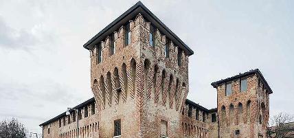 Palazzo Scarselli Tassinari e la Biblioteca Comunale